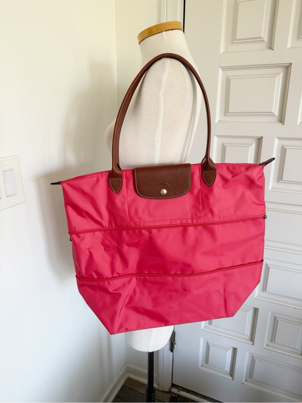 NWT Longchamp Pomegranate Pink Red Tote Expandable Classic Brown Leather Trim